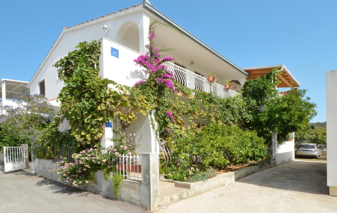 Apartments Nina Vinisce Exterior photo